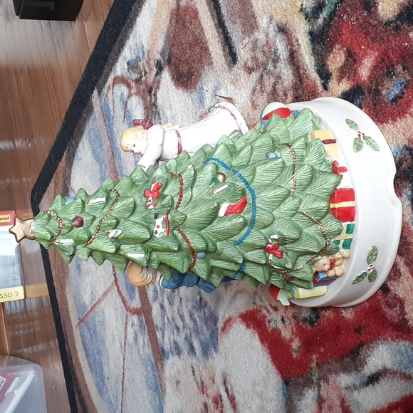 San Francisco Music Box Co. 1989 ceramic "decorating the tree" music box. - Picture 4 of 16